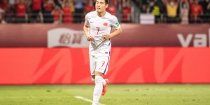 红星新闻盛赞武磊：走出舒适圈追梦的他，艰辛中炼成国足头牌