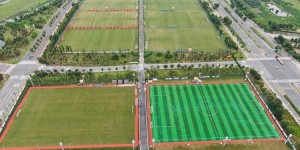 沪媒：受“烟花”影响，苏州赛区8支球队轮流使用人工草场训练