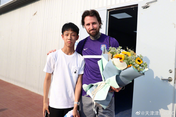 天津津门虎重新集结训练 卡达尔获小球迷赠送鲜花