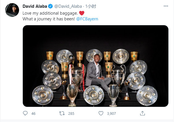 阿拉巴晒与拜仁奖杯合影:我爱这些附加行李,多么精彩的历程!