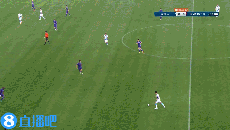 这球冲着角旗杆就去了?陶强龙远射只见皮球划出诡异弧线出了底线