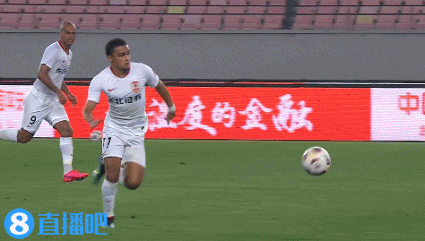 埃里克带球反击推进，魏震亮鞋钉放铲解围拿到黄牌