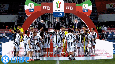 【捧杯时刻】尤文球员开心庆祝,布冯举起冠军奖杯