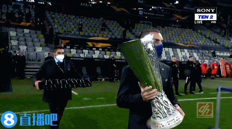 夺冠仪式现场：黄潜全队狂欢捧杯，曼联球员表情失落