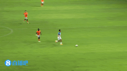 迷惑行为！常飞亚后场晃倒自己，阿奇姆彭单刀被扑