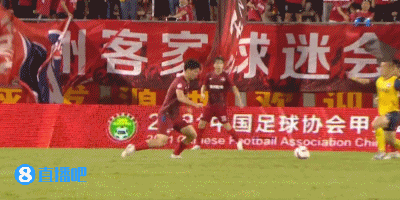 陕西中场亮鞋底飞踹对方小腿,吃到黄牌一张