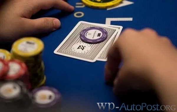 德州扑克切记!别在多人底池激进地游戏弱同花听牌!