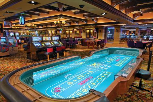 美国南加赌场松绑 赌客络绎不绝