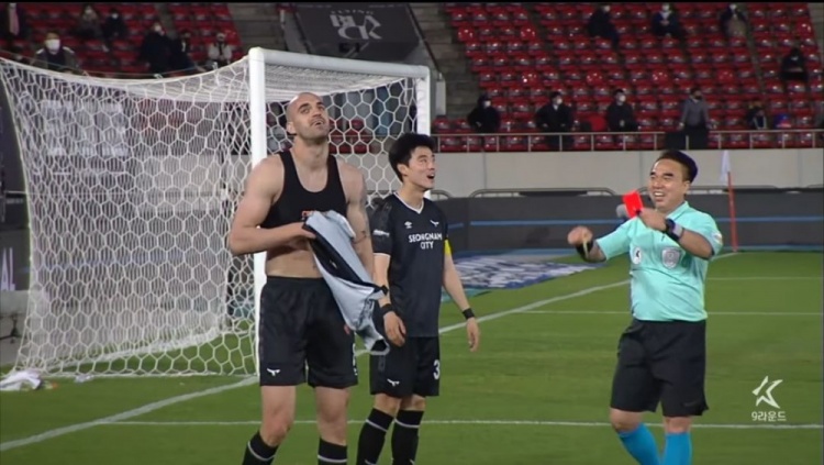 ?‍♂️当事人就是后悔！K联赛外援双响后脱衣，累计两黄离场