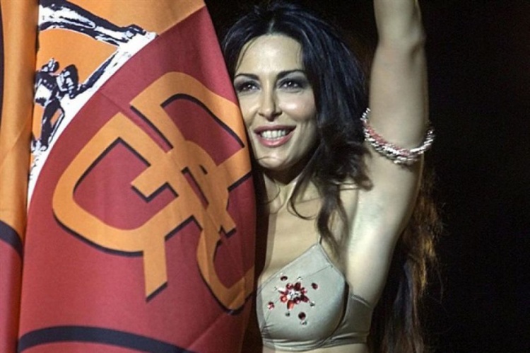 “罗马教母”庆祝穆里尼奥执教,她曾在2001年一举封神