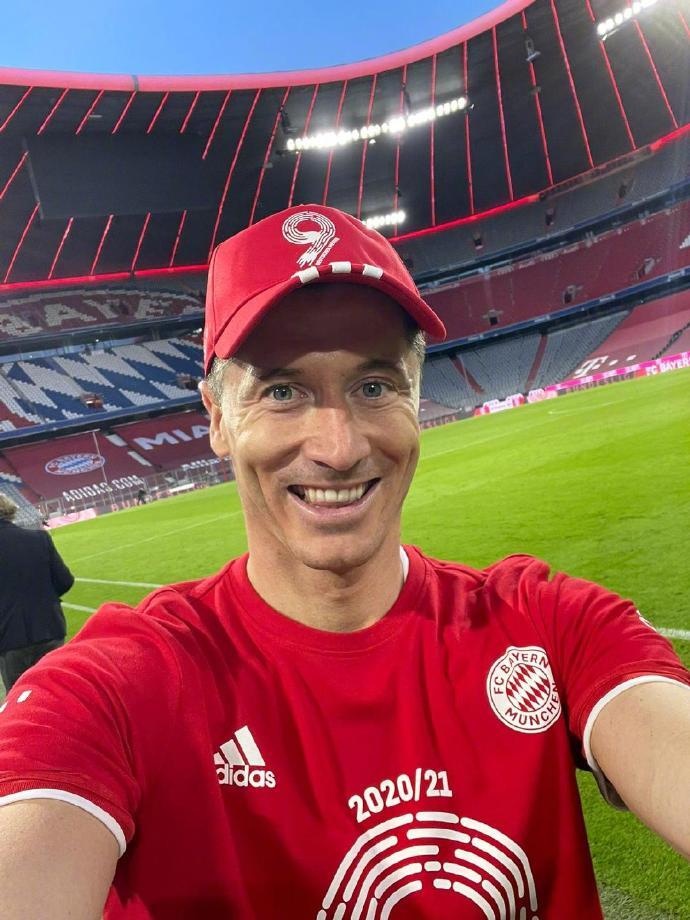 开心自拍!莱万场上戴帽,场下也戴帽???