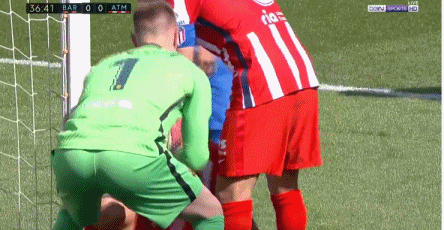 苏亚雷斯倒地后，皮克曾朝他喊：起来，胖子，别开玩笑了！