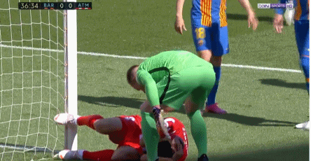 苏亚雷斯欲索要点球，被特狮吼：不是这样！