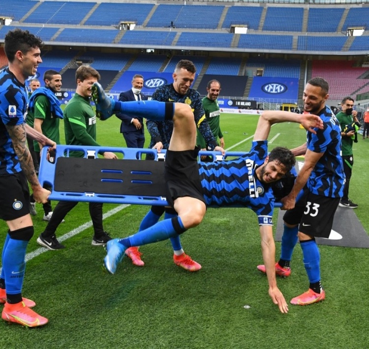 拉诺基亚赛后惬意享受队友“抬担架待遇”，结果被扔在地上?