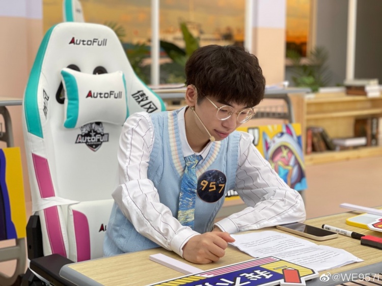 帅哥你是谁?前WE上单957更博:好久不见!今天早起上班了