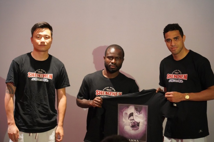 郜林、卡尔德克代表深足向阿奇姆彭赠送以其母亲为主题的纪念衫