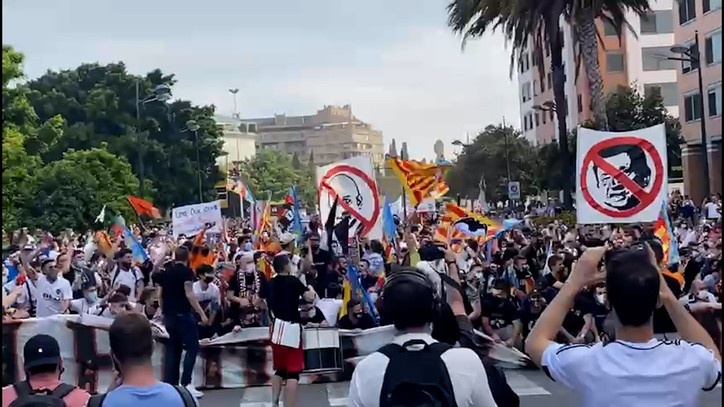 超5000名瓦伦西亚球迷聚集抗议主席林荣福,高喊骗子滚蛋