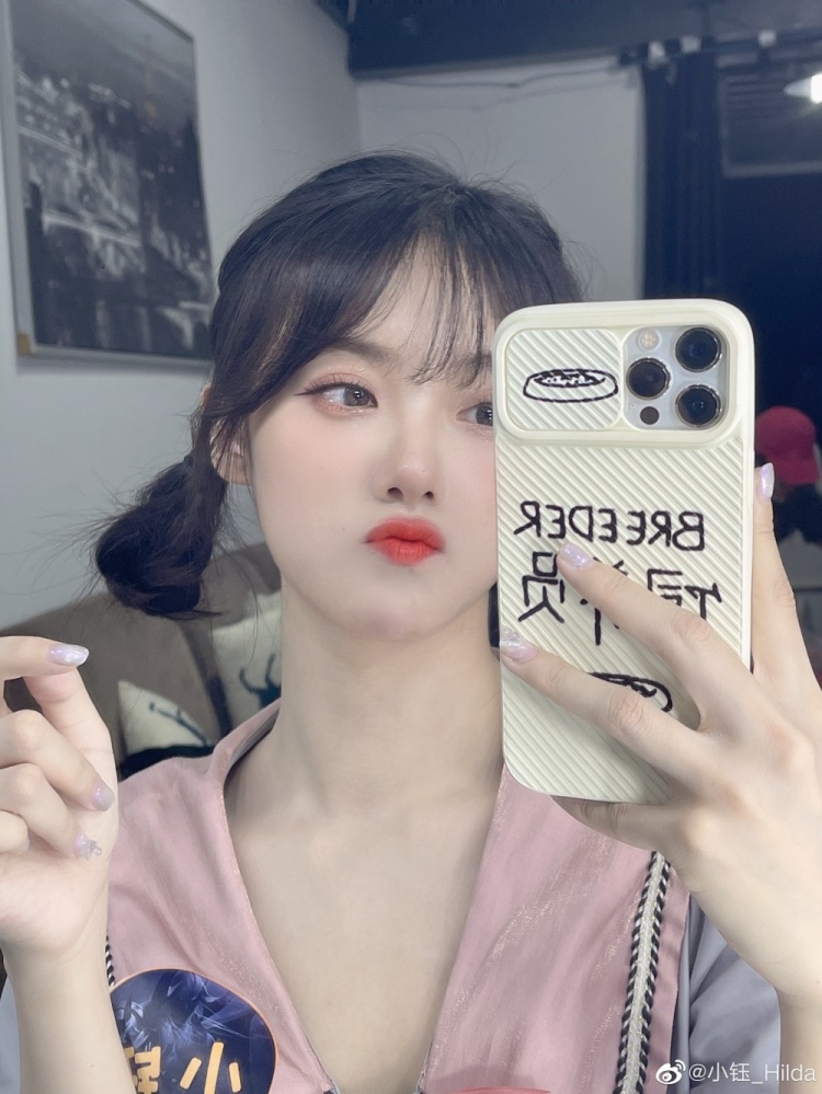 LPL主持小钰晒照:以肥10斤之痛 换脸颊10斤之肉