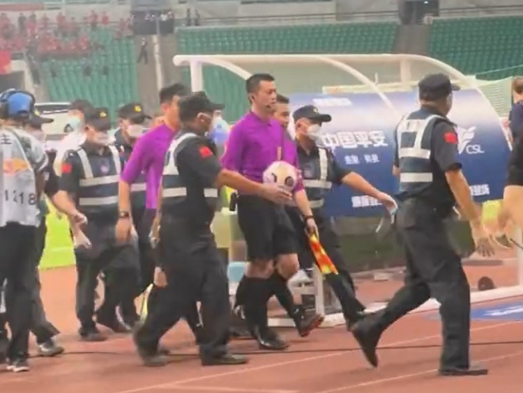 重庆3-2河南赛后，当值裁判组在保安护送下离开球场