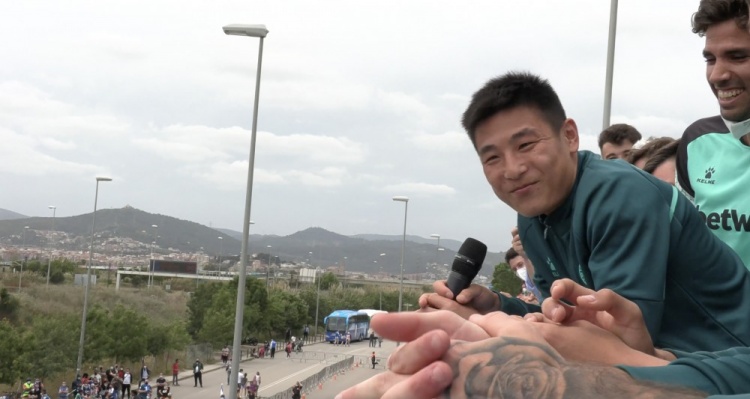 燃!西班牙人升级庆典武磊喊话“我爱你们”,球迷唱“武磊之歌”