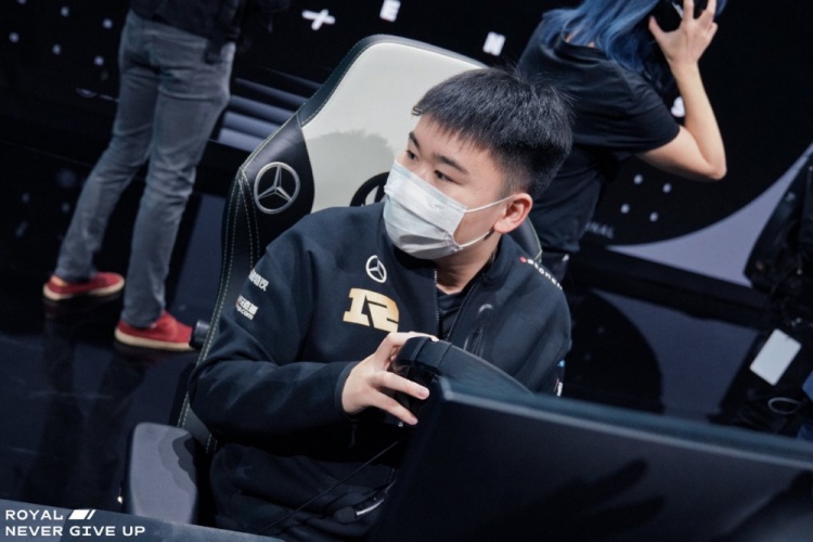 RNG赛前返图：调试 Fight 加油