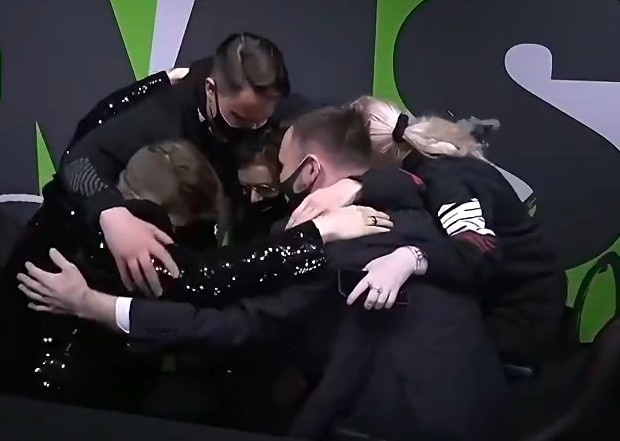 他们看到了希望！UOL下路打出一波二换五后教练组后台拥抱