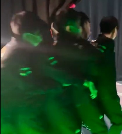 赛前花絮:提前练习团战走位的RNG选手们