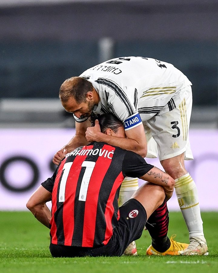 温馨一幕！基耶利尼安慰受伤倒地的伊布