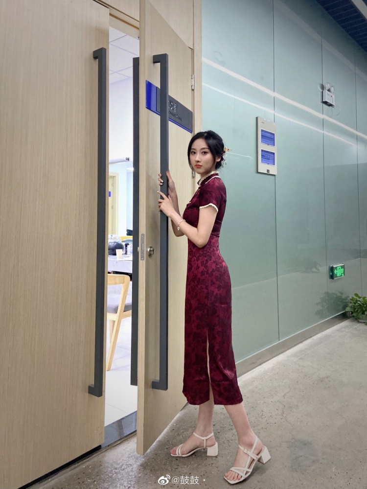 解说鼓鼓晒旗袍照:究极加班鼓今天又加班了