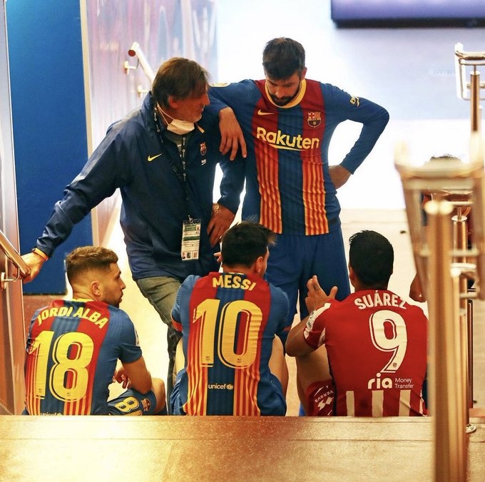 友谊长存！赛后苏牙与梅西、阿尔巴、皮克球员通道内叙旧