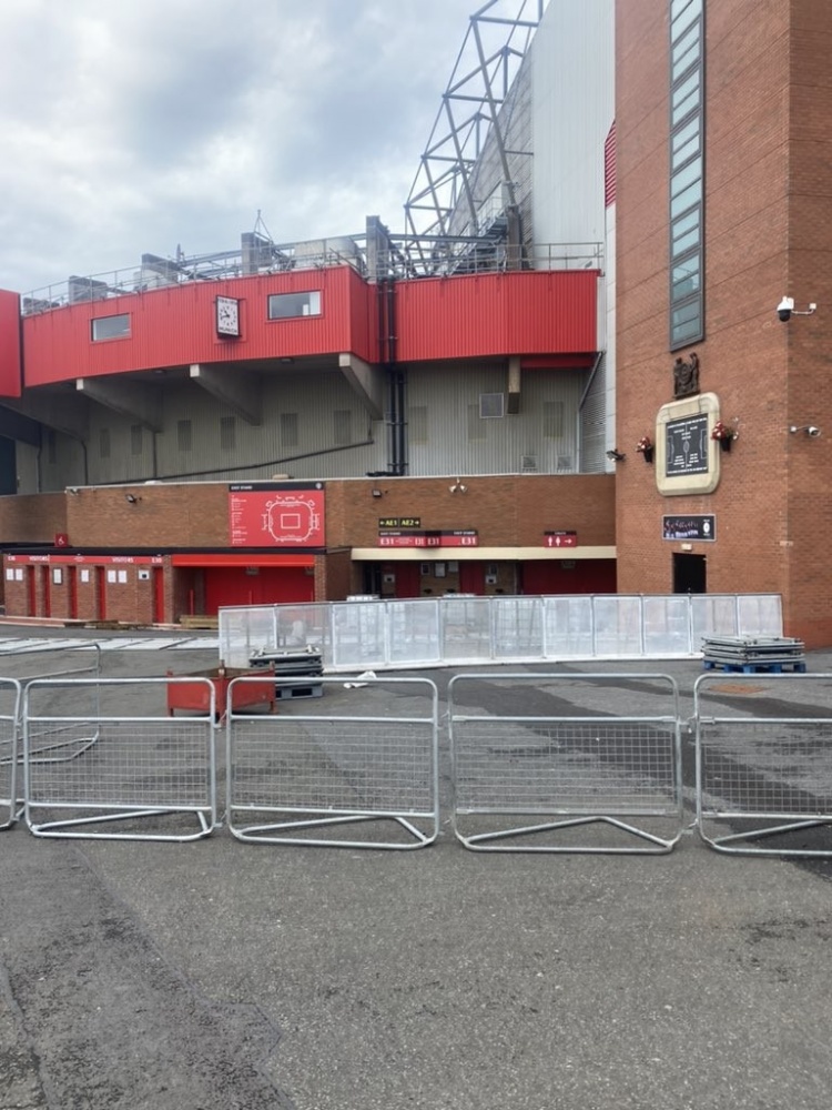 邮报：为防止球迷继续扰乱双红会，曼联已在体育场外加装防护栏
