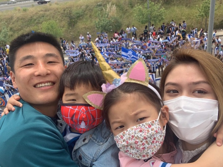 武磊带家人参加升级庆典:谢谢有你们一起,祝所有母亲节日快乐