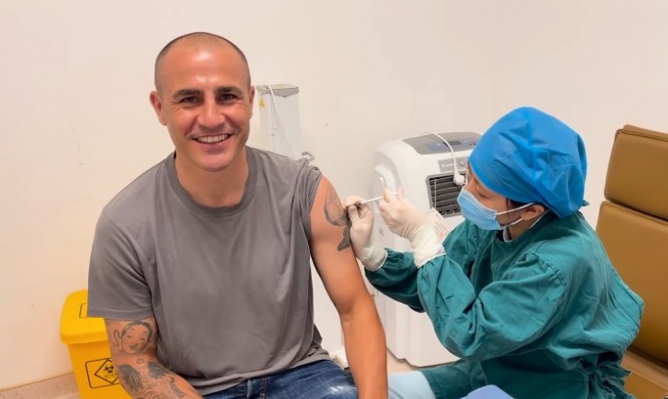 卡纳瓦罗接种新冠疫苗，全程微笑并发文“感谢中国”