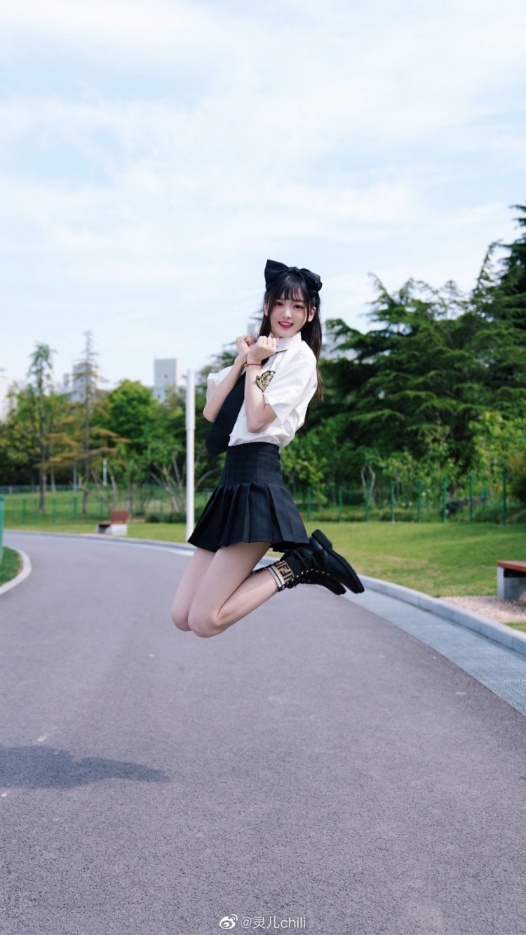 KPL主持人灵儿晒照:别的女孩都是想撒娇,我只想和你单挑