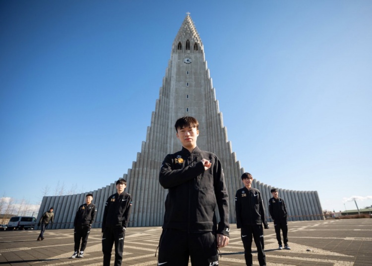 RNG战队拍摄花絮:Xiaohu真男人站姿 Cryin的经典照片