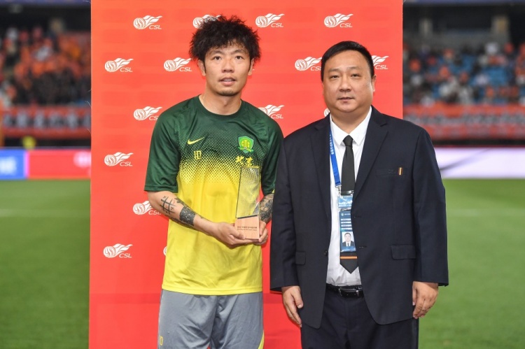 ?国安vs武汉赛前，张稀哲领取中超第三轮最佳球员奖杯