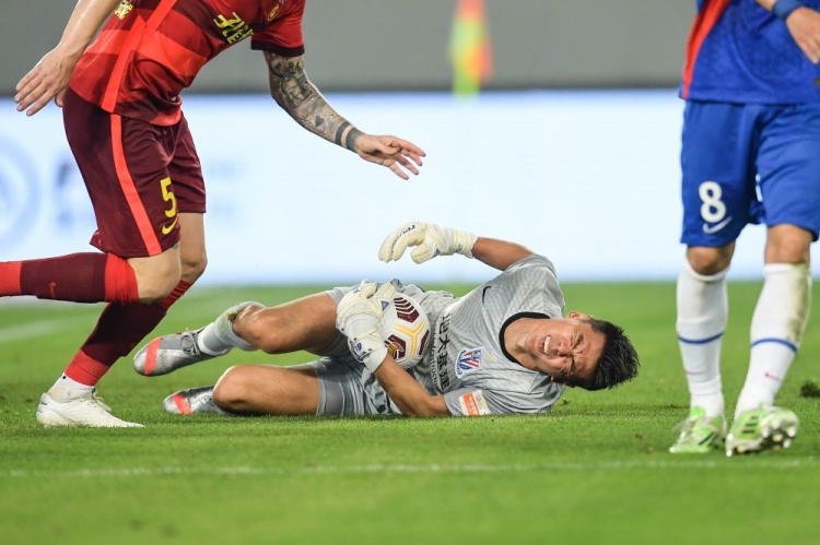 上海申花官方：曾诚两根肋骨骨折，彭欣力右侧腓骨远端骨折