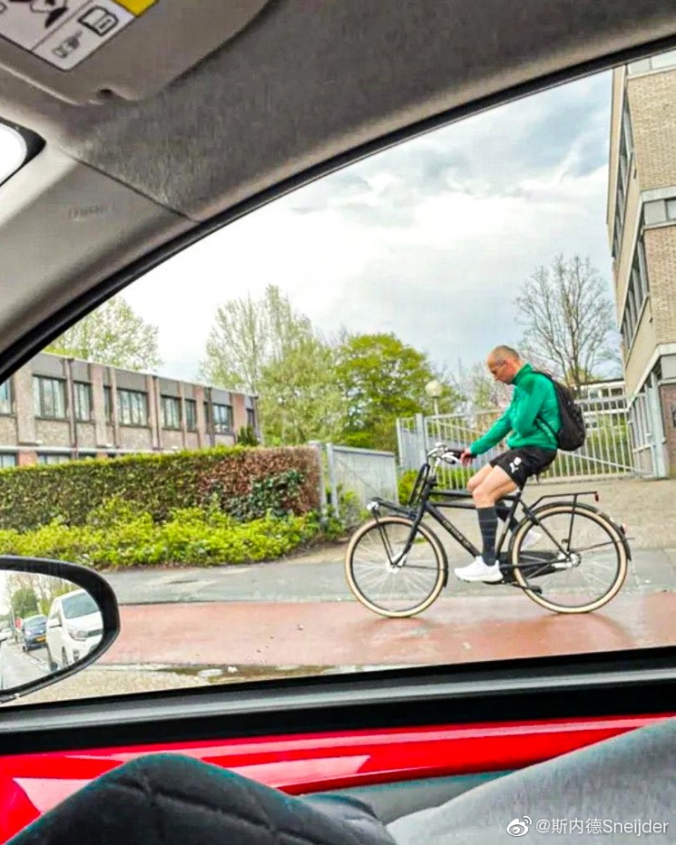 斯内德晒罗本骑自行车照片:中国电动车应‘赞助’下这名老球员