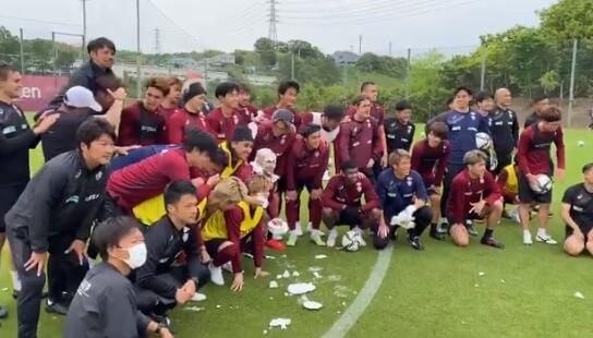 变身“老白”!伊涅斯塔接受全队“蛋糕洗脸”祝福