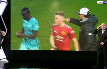 赛后克洛普要击拳,马内似乎有些闷闷不乐走开了..