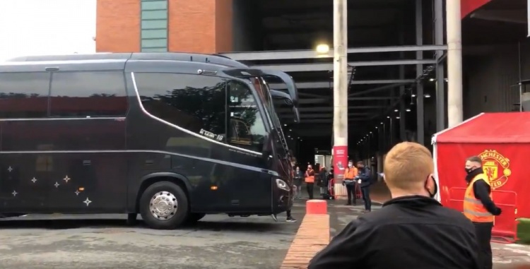双红会谍战片?利物浦空大巴被球迷拦停,球员乘伪装大巴准时到场