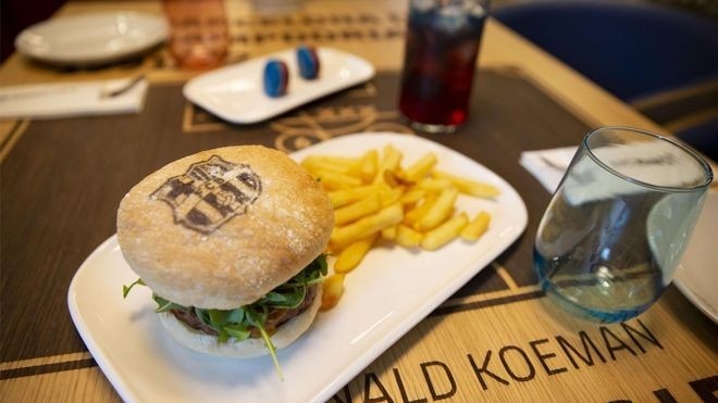 诺坎普的巴萨咖啡厅开始营业，顾客可品尝到一线队员同款食品