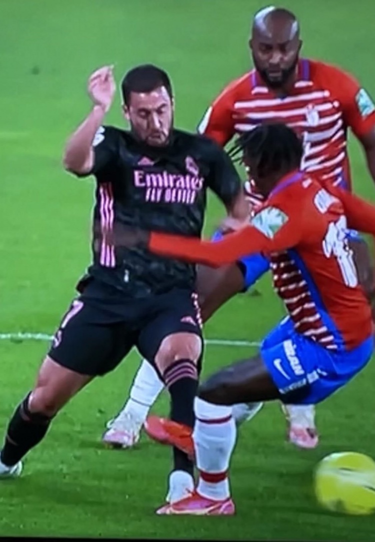 六台:与格拉纳达一战被对手踩到脚踝,阿扎尔对此感到很不满意