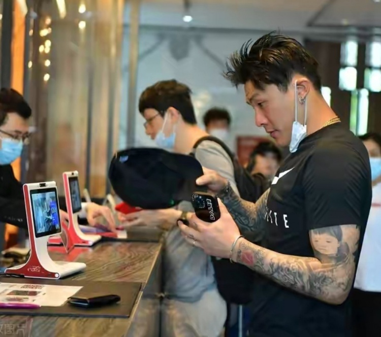 记者:部分国脚因天气变化遇“囧途” 王大雷蒿俊闵已赴国足报到