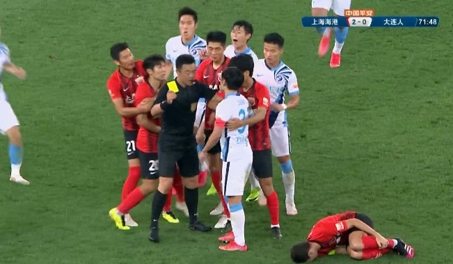 郑龙放倒奥斯卡引发小规模冲突