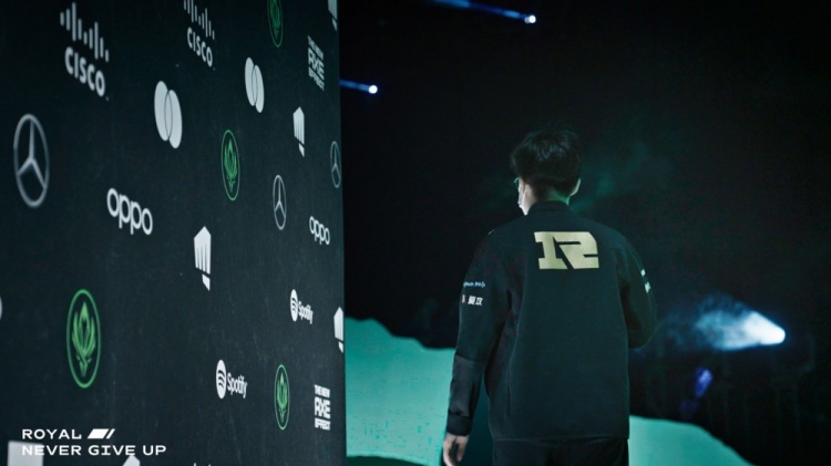 RNG赛后返图：风雨不能抹灭你的渴望