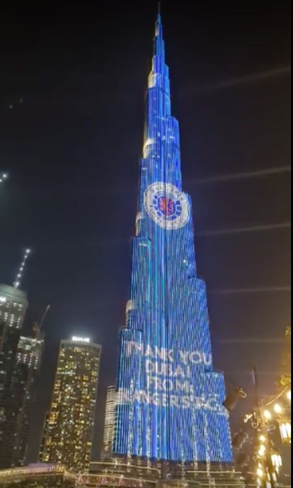 壕气冲天!流浪者球迷在迪拜塔屏幕展示灯光秀,庆祝球队夺冠