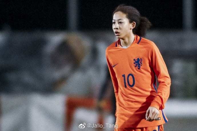 博主:华裔球员天乐进阿贾克斯名单,是欧足坛华人血统最纯正新星