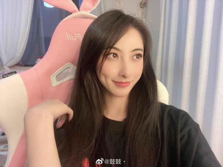 解说鼓鼓更博晒照:飘逸的长发你爱了吗?