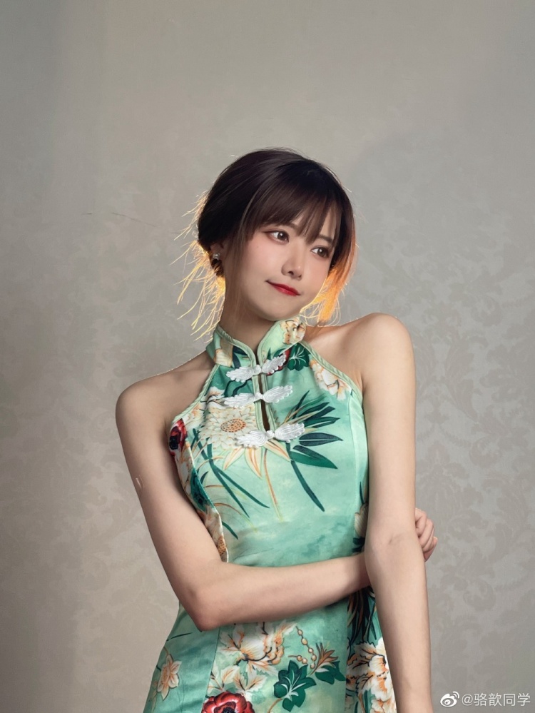 主持骆歆晒旗袍照：忙碌和早睡是治愈的良方